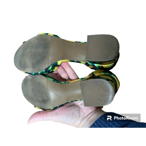 Betsey Johnson Lemon Printed Block Heals Sz.6.5 - Picture 2 of 8